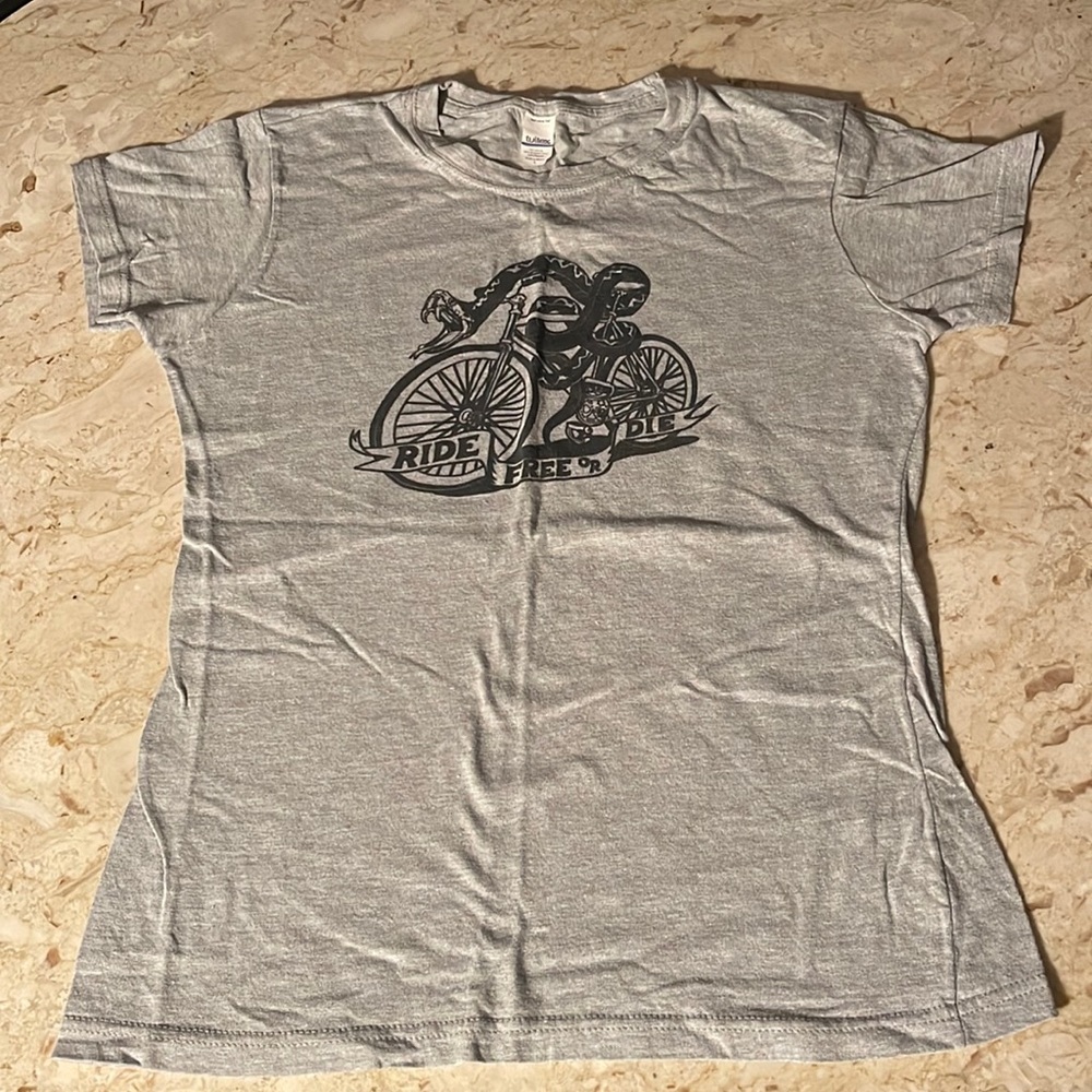 Ride free or die women’s t shirt size L grey and black